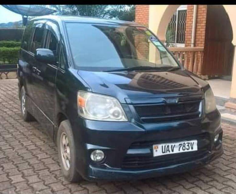 Toyota Noah (7 Seater) picture 2